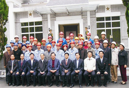 2004年10月，中共中央政治局常委、 國家副主席曾慶紅（第一排中）視察中國
